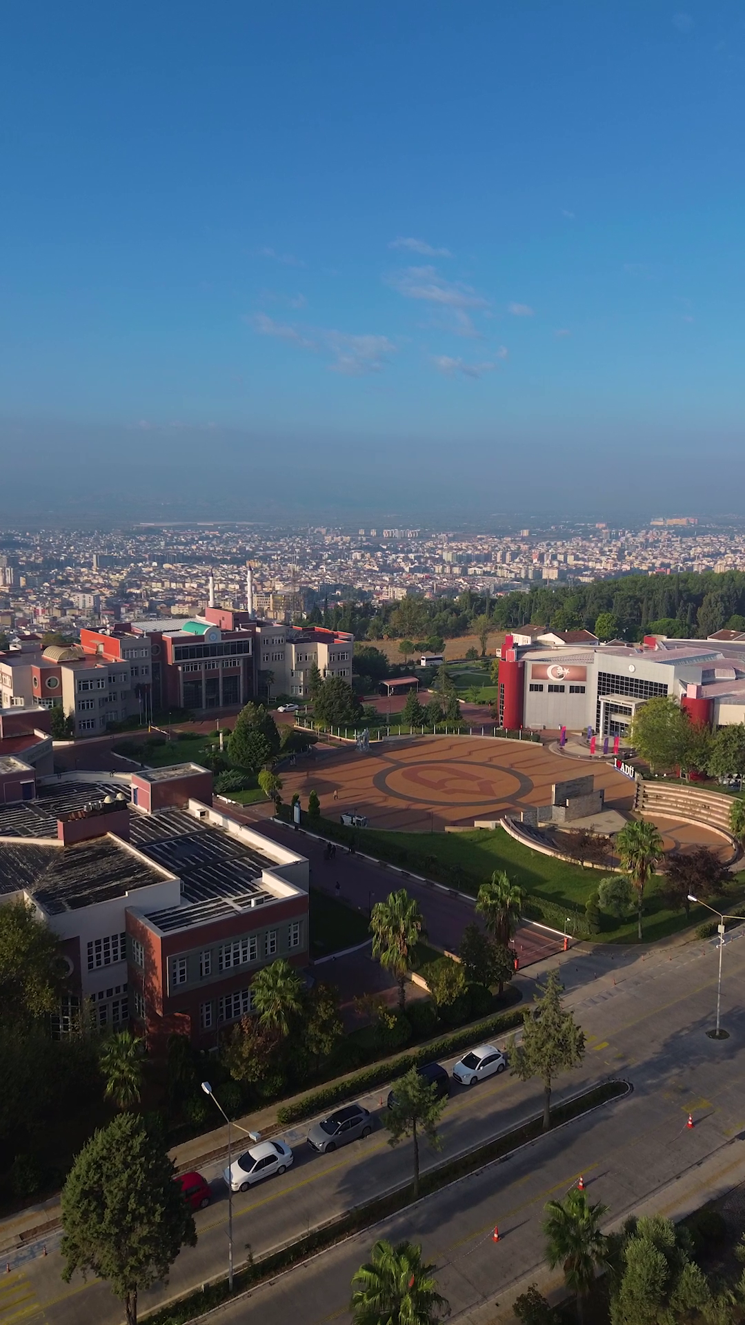 Kampüs hayatı video kapak fotoğrafı