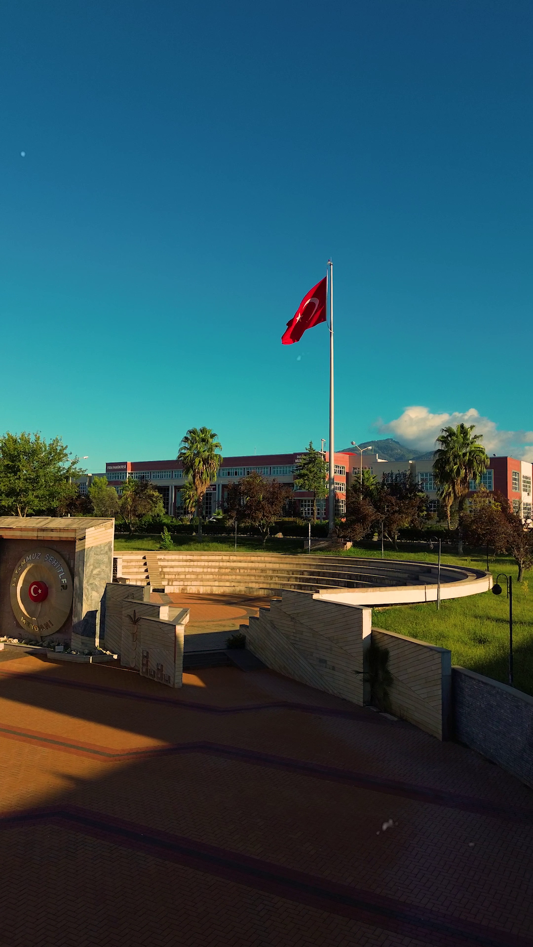 Kampüs hayatı video kapak fotoğrafı